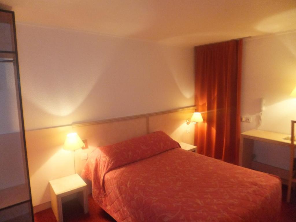 Hotel Le Village Gif-sur-Yvette Bagian luar foto