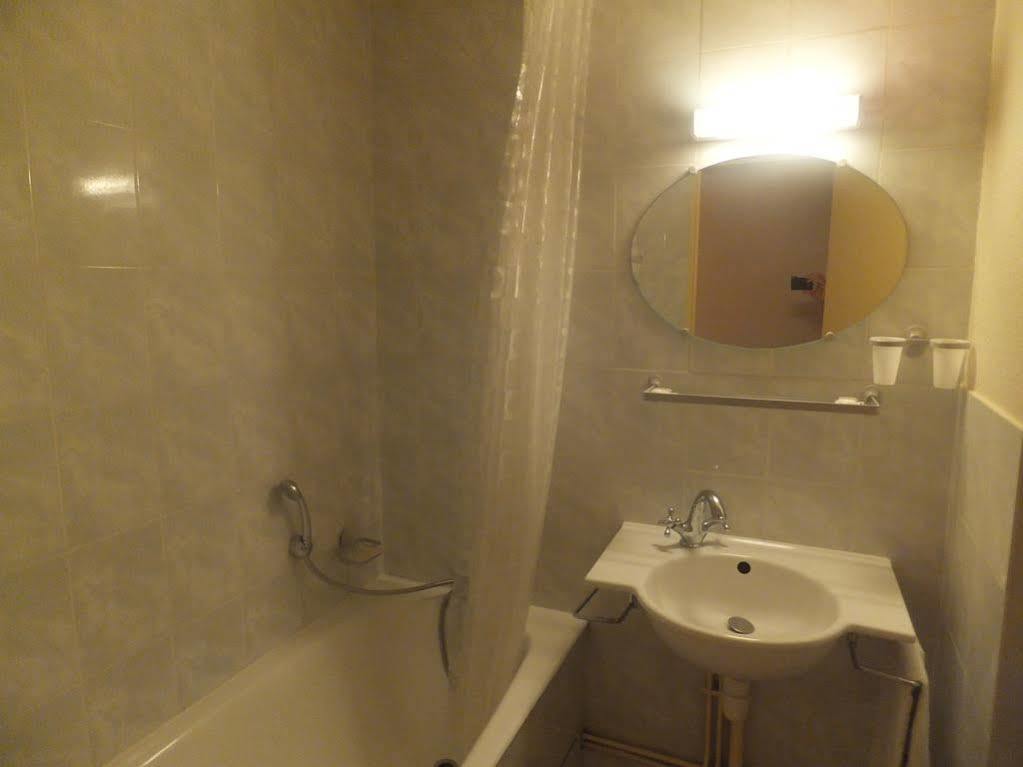 Hotel Le Village Gif-sur-Yvette Bagian luar foto